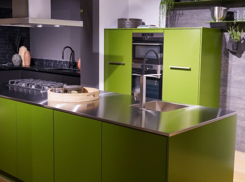 Keuken met RVS werkblad