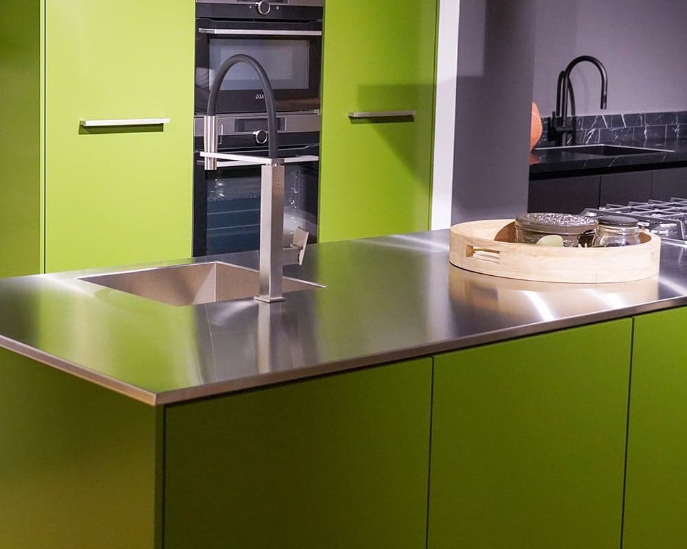 Groene keuken met RVS aanrechtblad