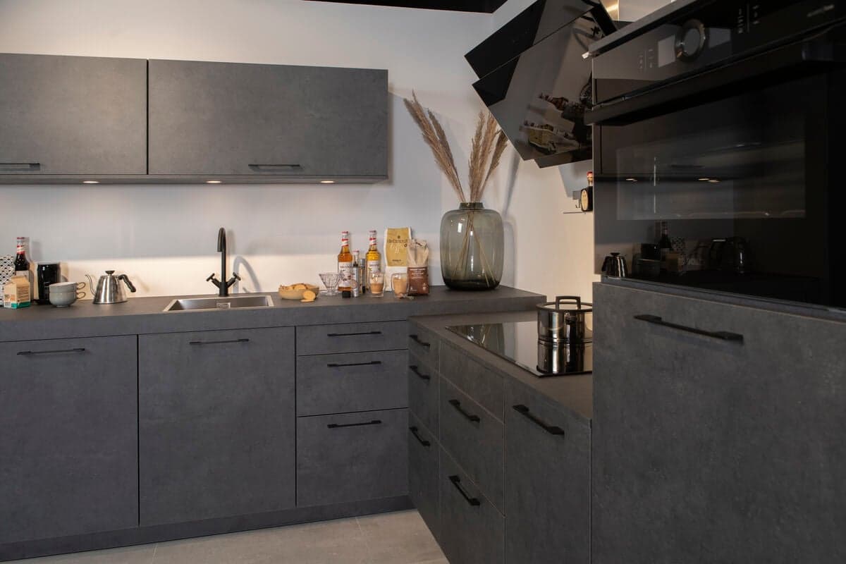 Tulp keuken met keukenkasten