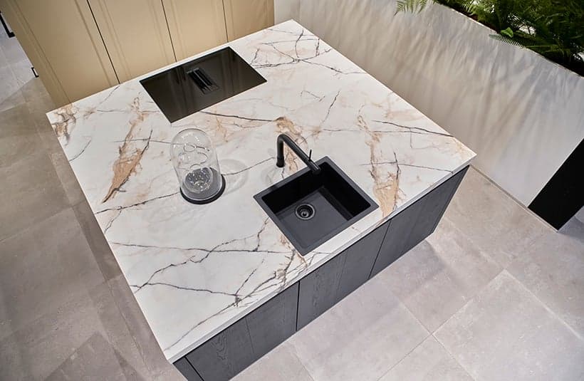 Groot kookeiland met kook en spoelgedeelte