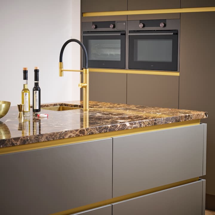 Hotel chique keuken met goudkleurige details