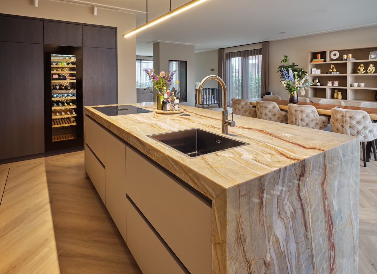 Hotel chique keuken met eiland