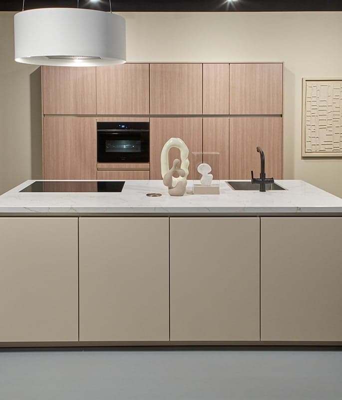 Japandi keuken met hout en beige kookeiland.jpg