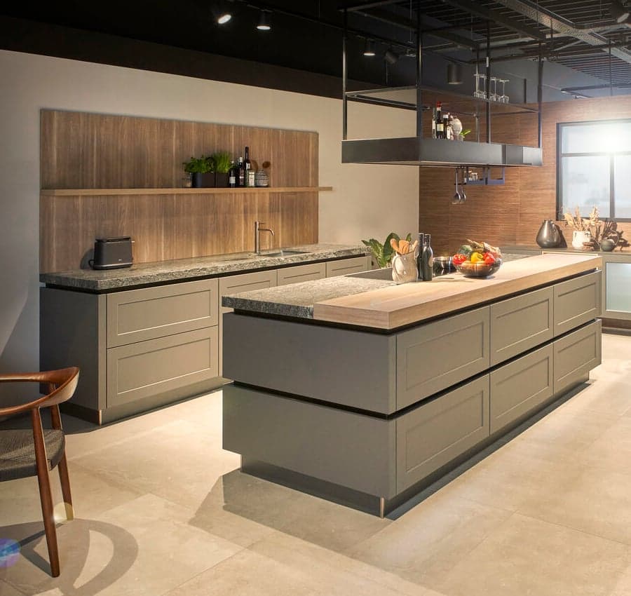 Grijze landelijke keuken met kookeiland.jpg