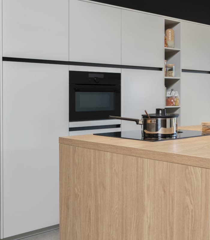 Witte keuken met hout.jpg