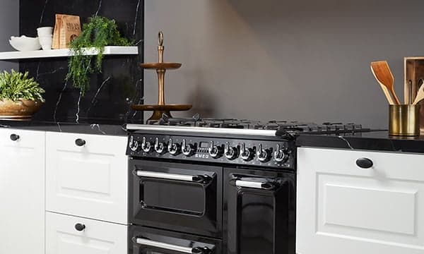 Retro keuken in wit met fornuis.jpg