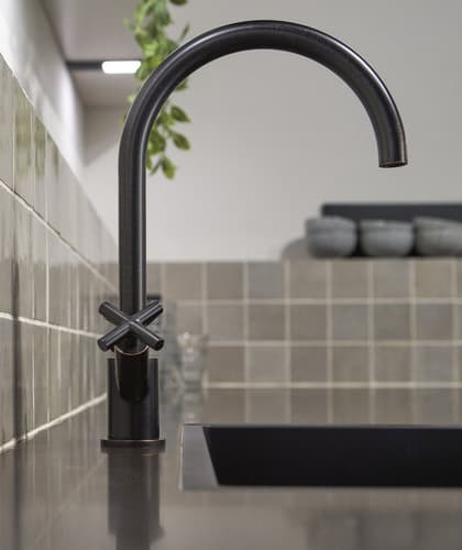 Achterwand-tegels-matzwarte-kraan-en-spoelbak-beige-uitstraling