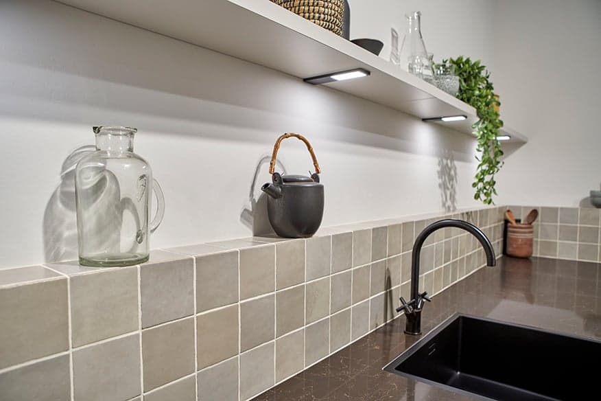 Beige-betegelde-achterwand-in-keuken