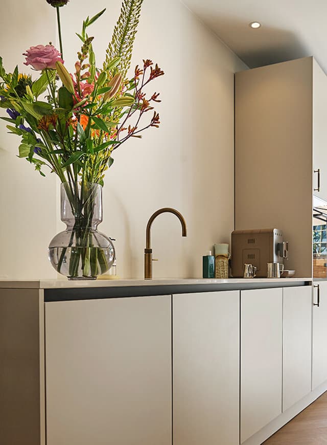 Geverfde-achterwand-in-keuken-beige