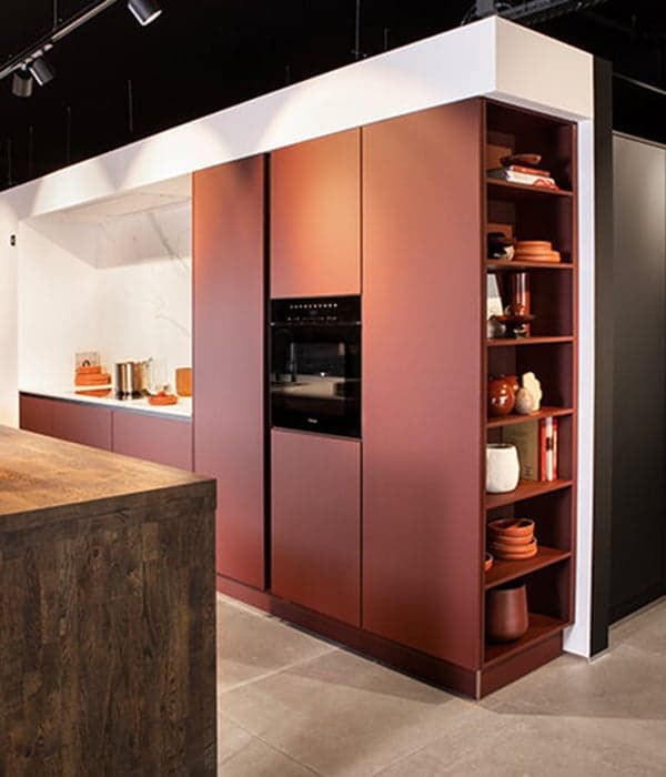 Terracotta-kastenwand-in-keuken-gecombineerd-met-hout