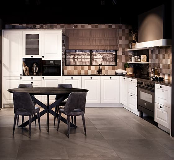 Tulp-klassieke-witte-keuken-met-zwarte-grepen