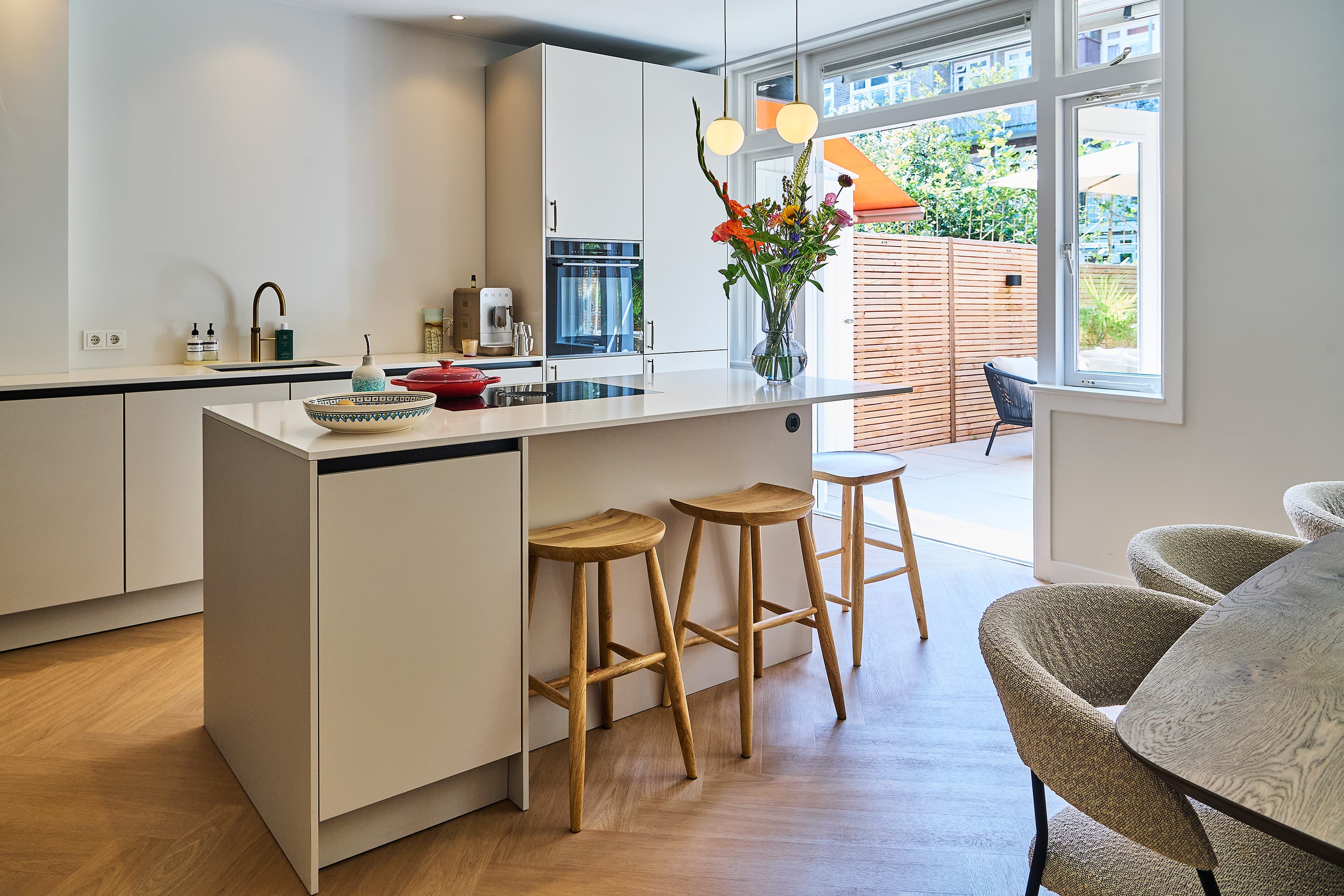 Beige keuken met kookeiland en bar